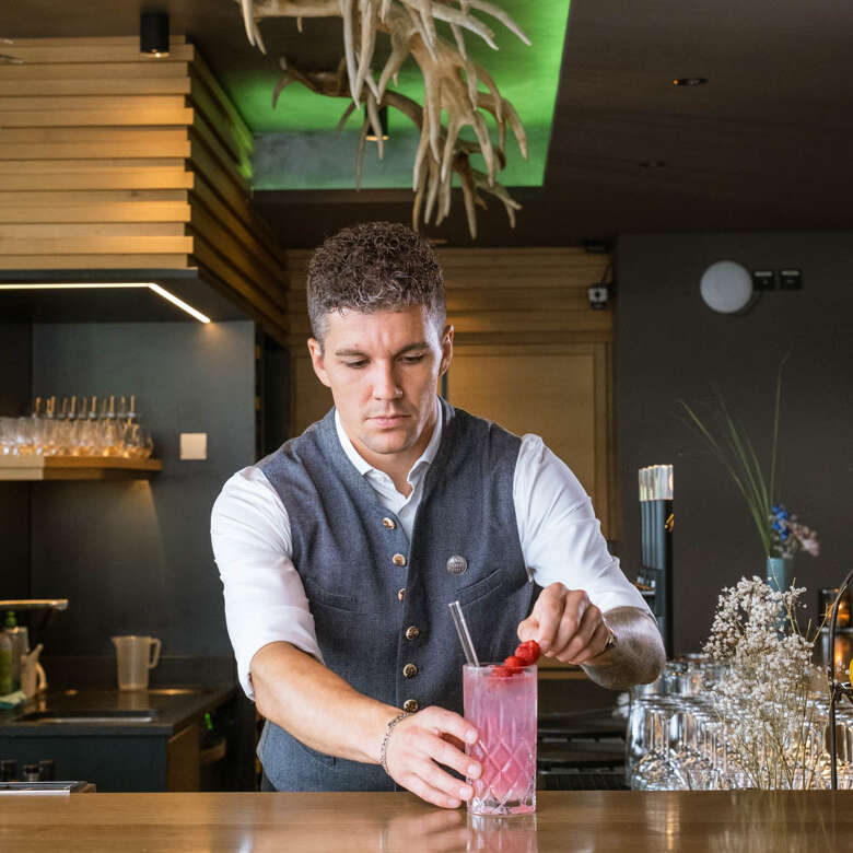 Der Junior-Gastgeber bereitet an der Hoteleigenen-Bar einen leckeren Drink vor.