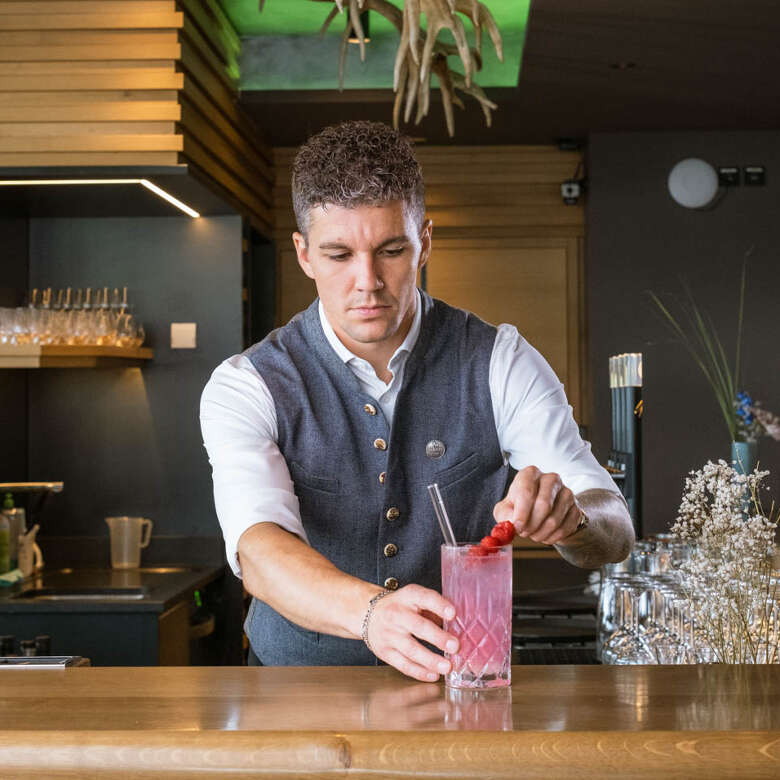 Anrichten eines Cocktails an der Bar eines Hotel in Oberstaufen