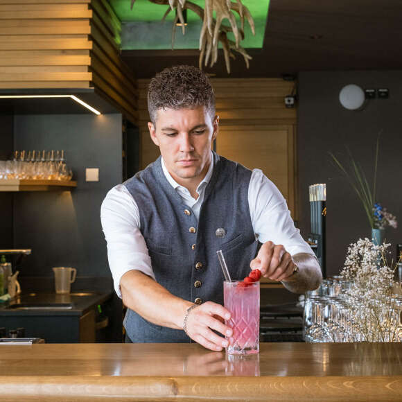 Gastgeber Johannes richtete einen Drink an der Hotelbar an