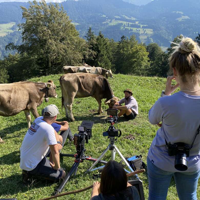 Team der OTM und Silberstern bei einem Filmdreh