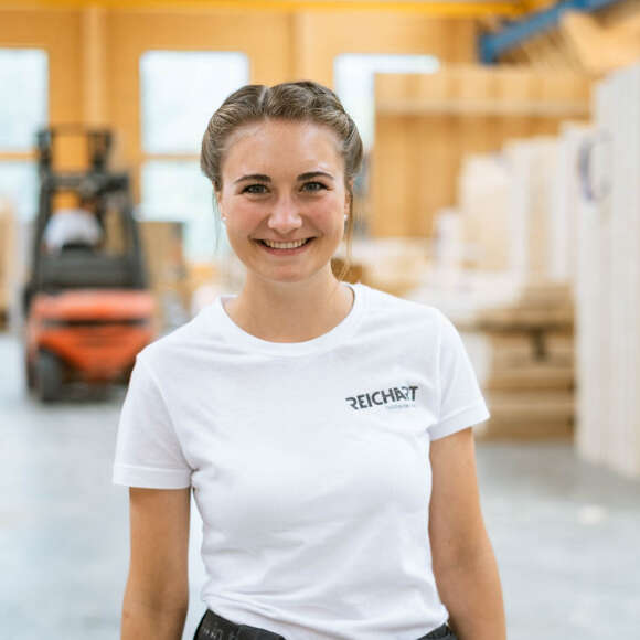 Bauingenieurin Anna in der familiengeführten Zimmerei und Holzbaufirma in Oberstaufen