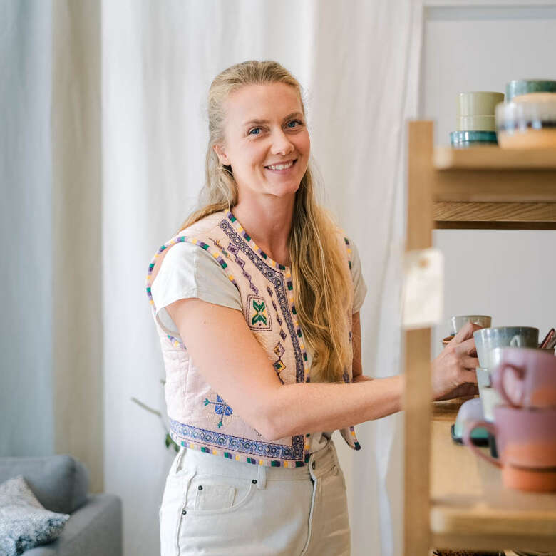 Einzelhändlerin Siri Stroemberg sortiert Geschirr in ihrem Laden