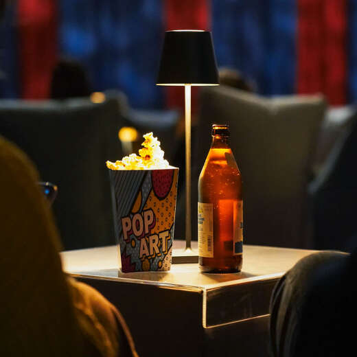 Popcorn und Kaltgetränk beim Pop-up-Kino im Allgäu