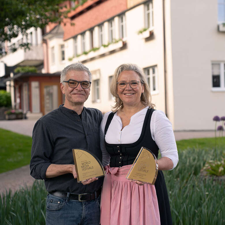 Tourismusdirektorin Höfinghoff und Gesellschafter der Filmproduktion silberstern Bernhard Lingg mit den Auszeichnungen des Worldmediafestivals.