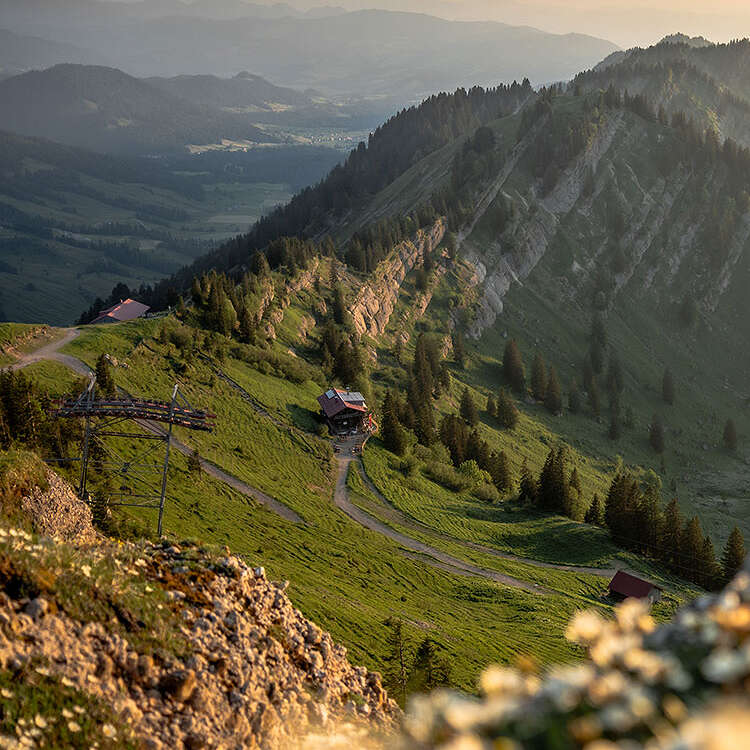 Bergpanorama der westlichen Nagelfluhkette im Sonnenuntergang