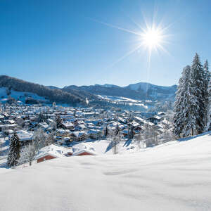 In Schnee gefüllter Ort Oberstaufen bei Sonnenschein