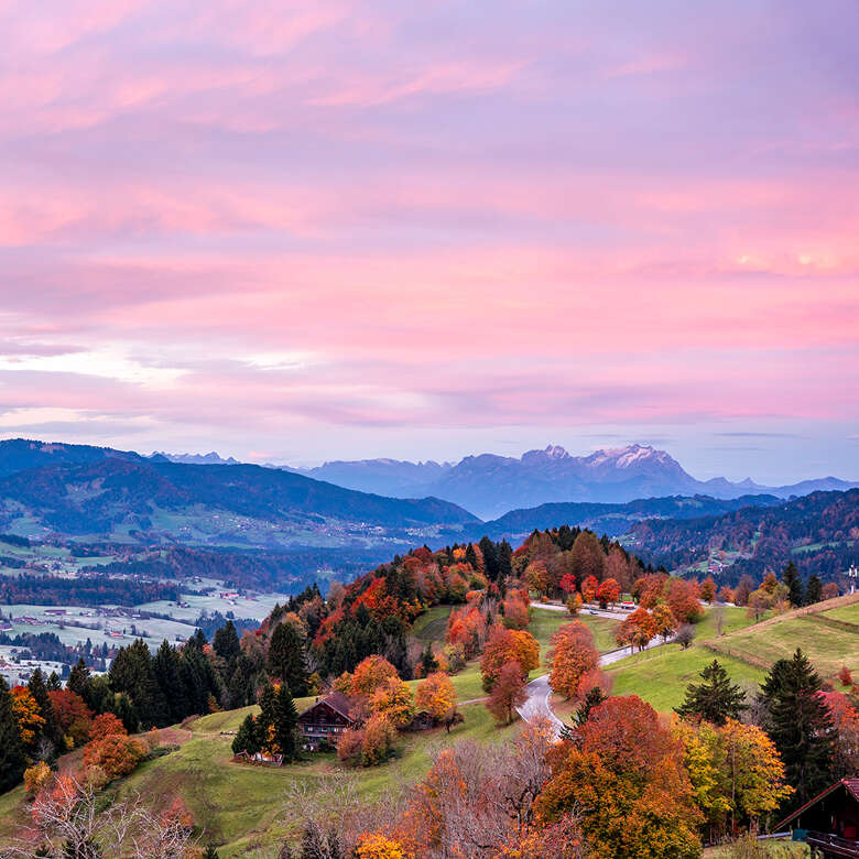 Genieße den Sonnenaufgang mit Weitblick zum Säntis in Oberstaufen.