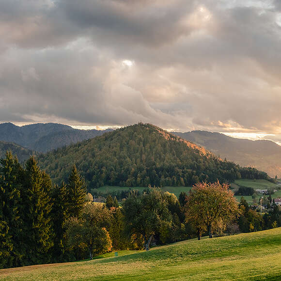 Panoramablick auf Staufen und Oberstaufen bei Sonnenuntergang im Spätsommer