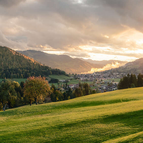 Panoramablick auf Staufen und Oberstaufen bei Sonnenuntergang im Spätsommer