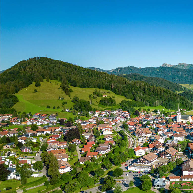 Oberstaufen mit dem Hausberg Staufen und dem Panorama der Allgäuer Berge