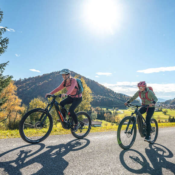 Radler auf dem Hompessenweg mit Ausblick auf Oberstaufen