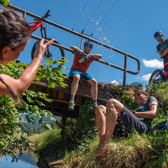 Erfrischende Pause an einem Bachlauf auf einer Radtour bei Oberstaufen