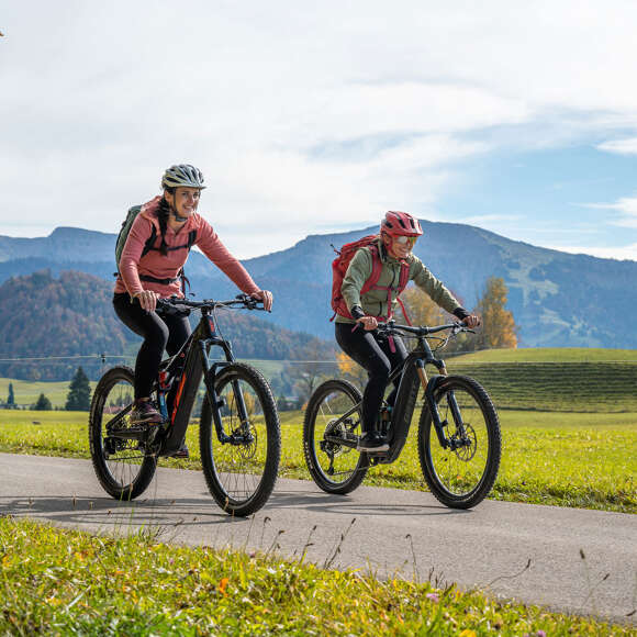 Radler bei Oberstaufen mit Hochgratblick