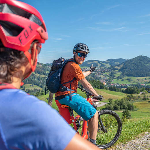 Radeln in der grünen Natur von Oberstaufen mit Weitblick auf die grüne Landschaft