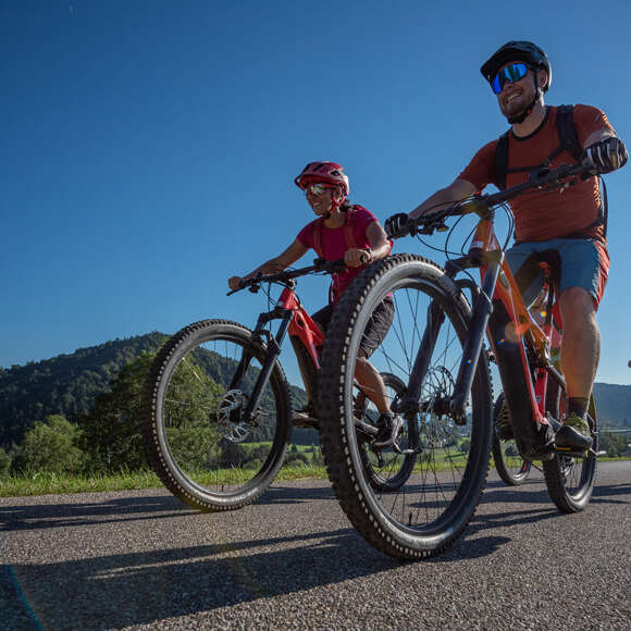 E-Bike Tour an einem sonnigen Sommertag bei Oberstaufen