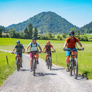Radgruppe auf Tour im Konstanzer Tal mit Ausblick auf den Staufen bei Oberstaufen