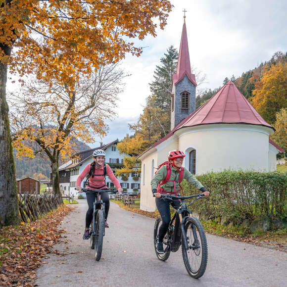 Radfahren vorbei an der Kapelle in Knechtenhofen bei Oberstaufen