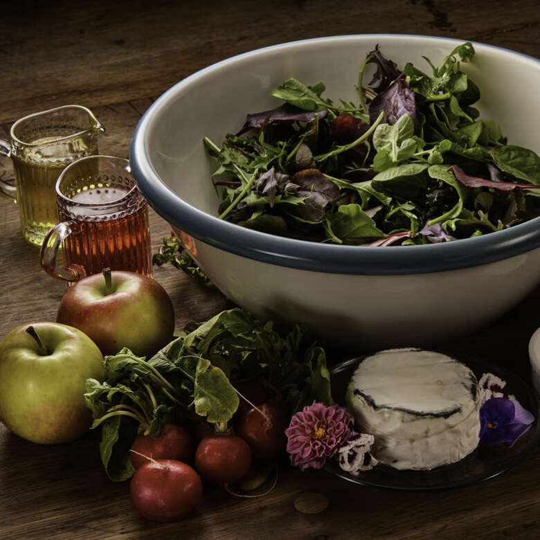 Zutaten-wildkrautersalat-sommer Mit frischen Zutaten zauberst Du diesen Salat.