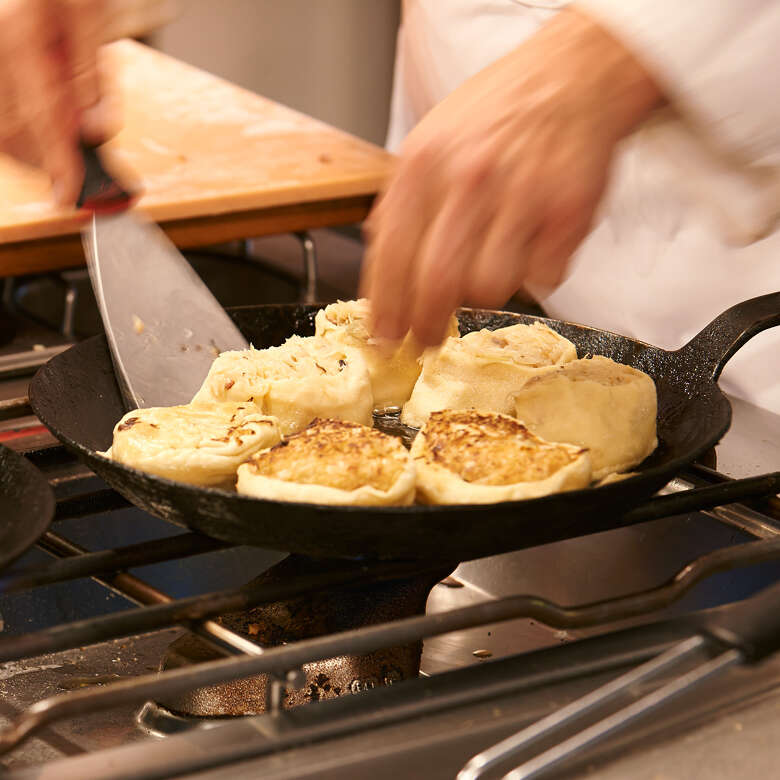 Zubereitung der traditionellen Allgäuer Krautkrapfen in einer Pfanne