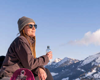 Pause mit Bergblick beim Schneeschuhwandern