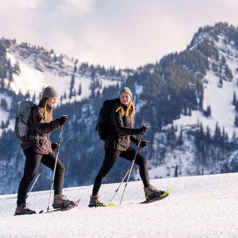 Schneeschuhwandern in der verschneiten Natur von Oberstaufen mit Bergpanorama der Nagelfluhkette