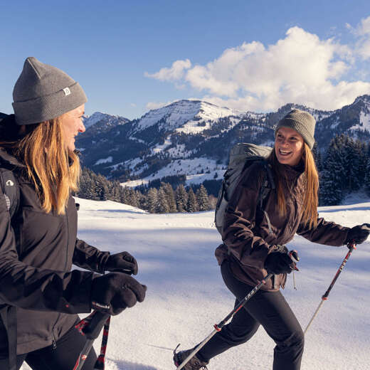 Schneeschuhwanderung in den verschneiten Bergen von Oberstaufen mit Blick auf die Nagelfluhkette