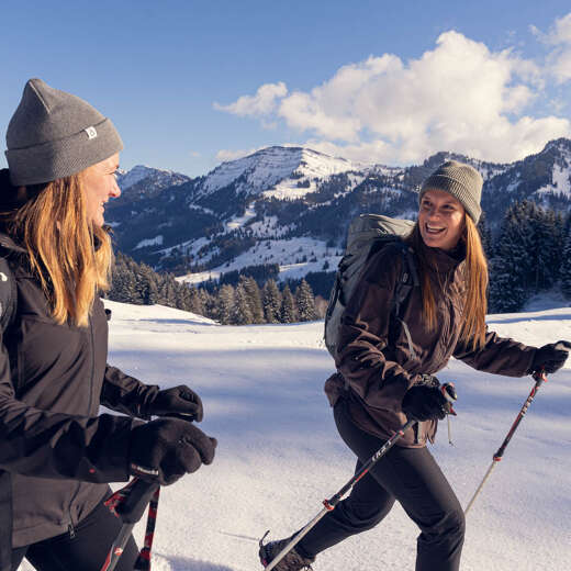 Schneeschuhwanderung in den verschneiten Bergen von Oberstaufen mit Blick auf die Nagelfluhkette