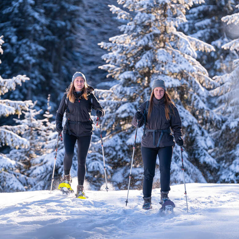 Schneeschuhwanderung in der verschneiten Natur von Oberstaufen