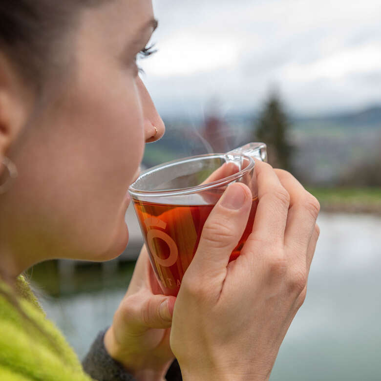 Tee trinken in der Natur während der Schrothkur in Oberstaufen