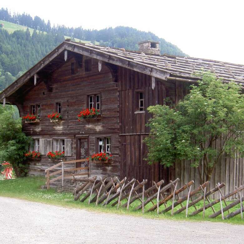 Im Bauernhausmuseum bei Oberstaufen eintauchen in das Leben der Vergangenheit im Allgäu. Das historische Bauernhaus zeigt das ländliche Leben und alte Traditionen.
