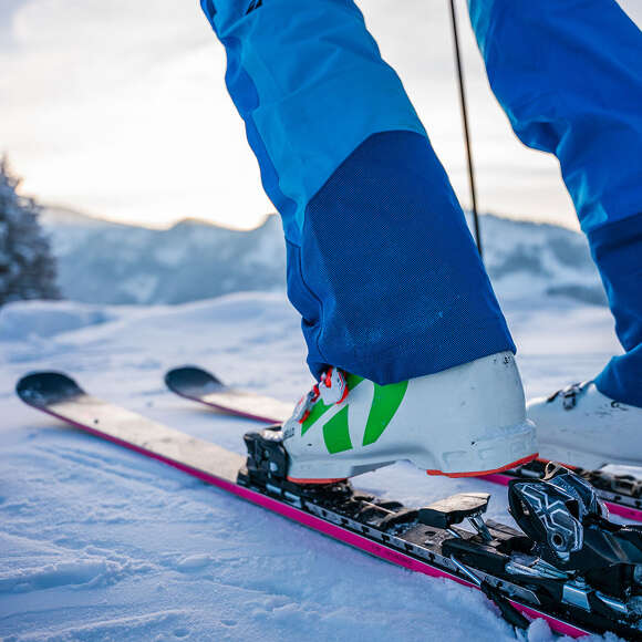 Skifahren im Skigebiet Steibis mit Bergpanorama
