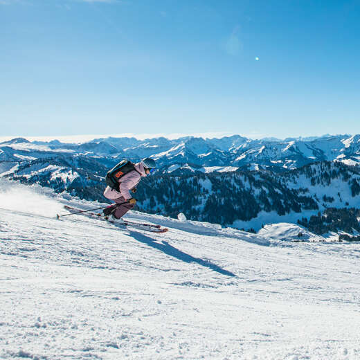 Skifahrerin in der Sonne auf dem Hochgrat.