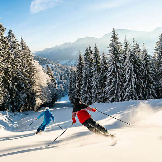 Sonneskifahren in der Skiarena Steibis mit Ausblick auf die Berge von Oberstaufen