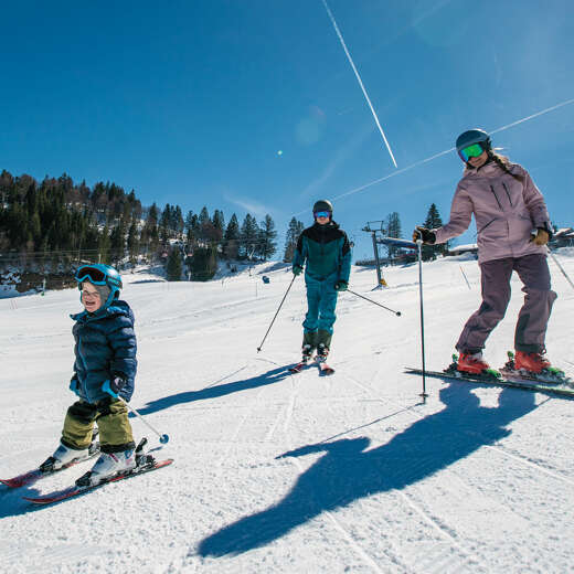 Familie mit Kleinkind auf den Pisten der Imbergbahn.