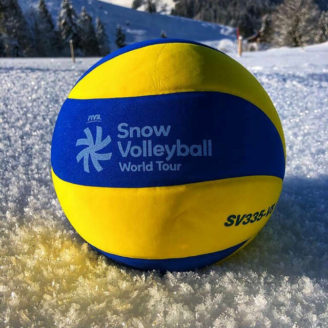 Volleyball liegt im Schnee.