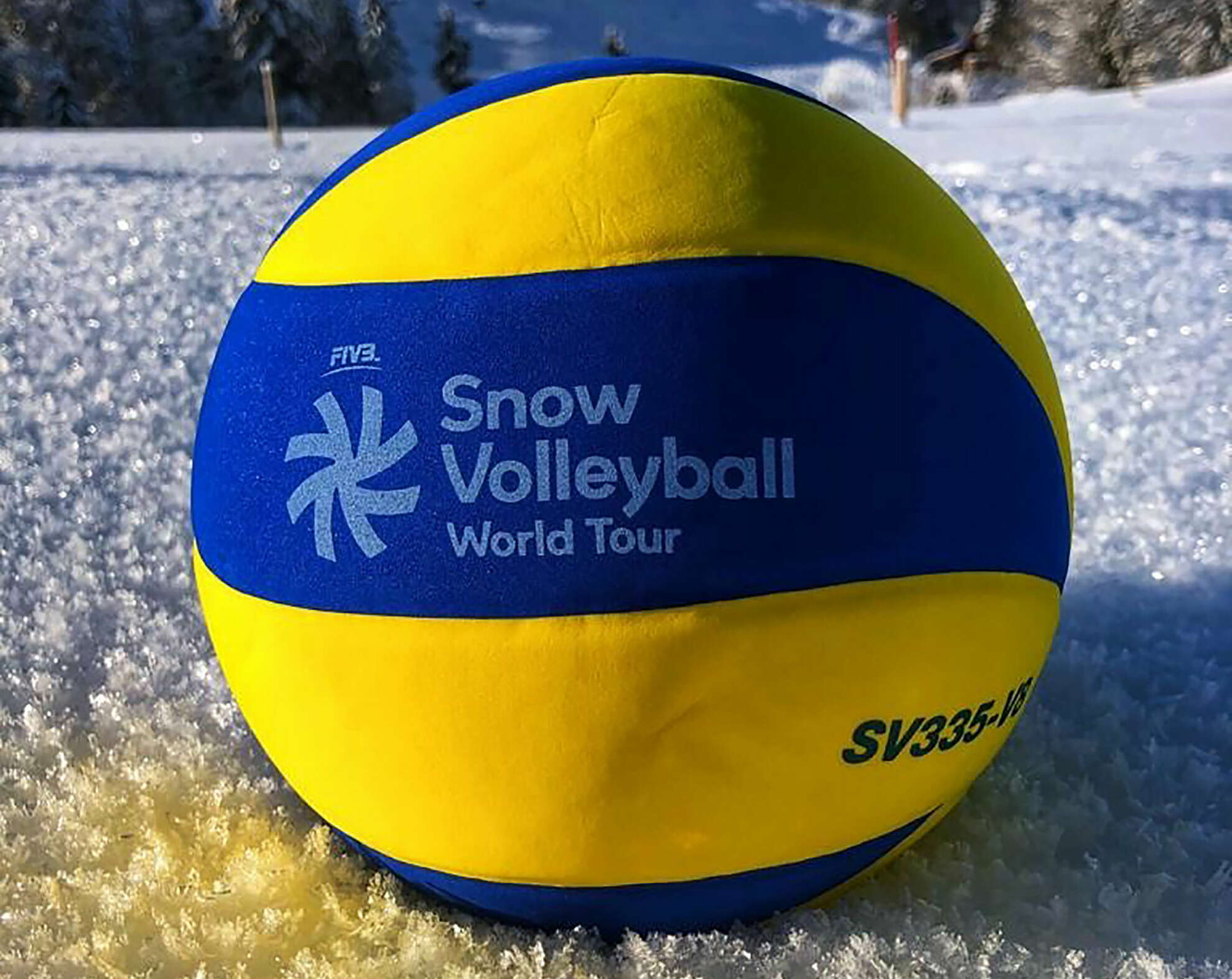 Ein Volleyball liegt im Schnee.