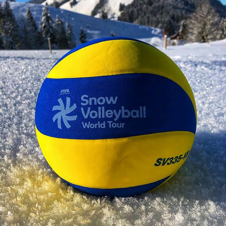 Volleyball liegt im Schnee.