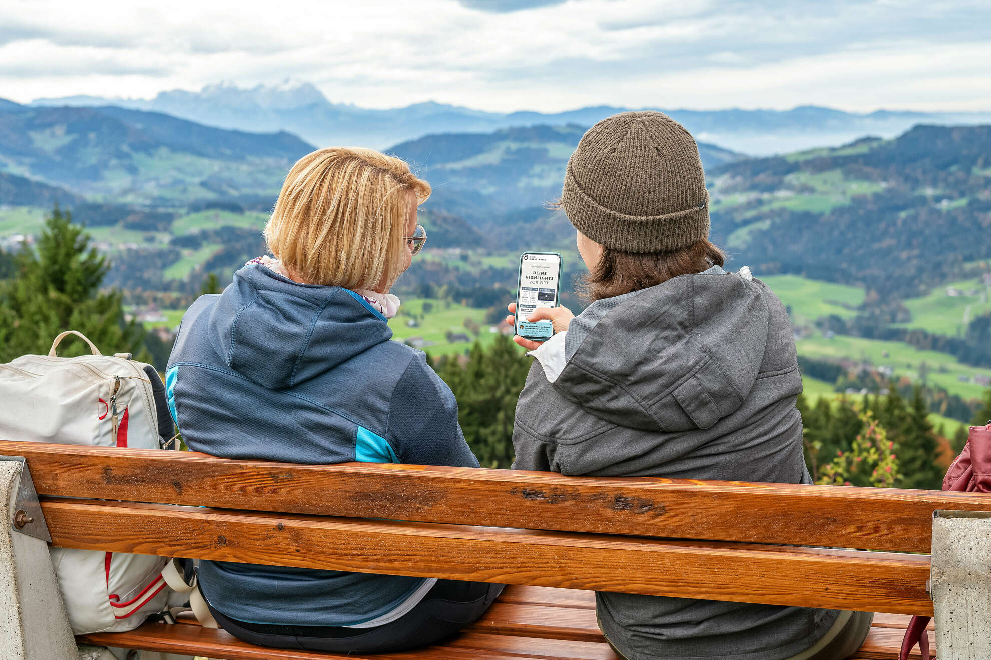 Urlaubsplanung mit dem Smartphone geht in Oberstaufen auch auf der Bank beim Wandern.