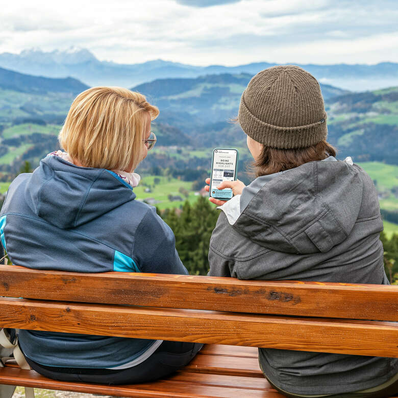 Frauen schauen auf die digitale Tagesübersicht in Oberstaufen