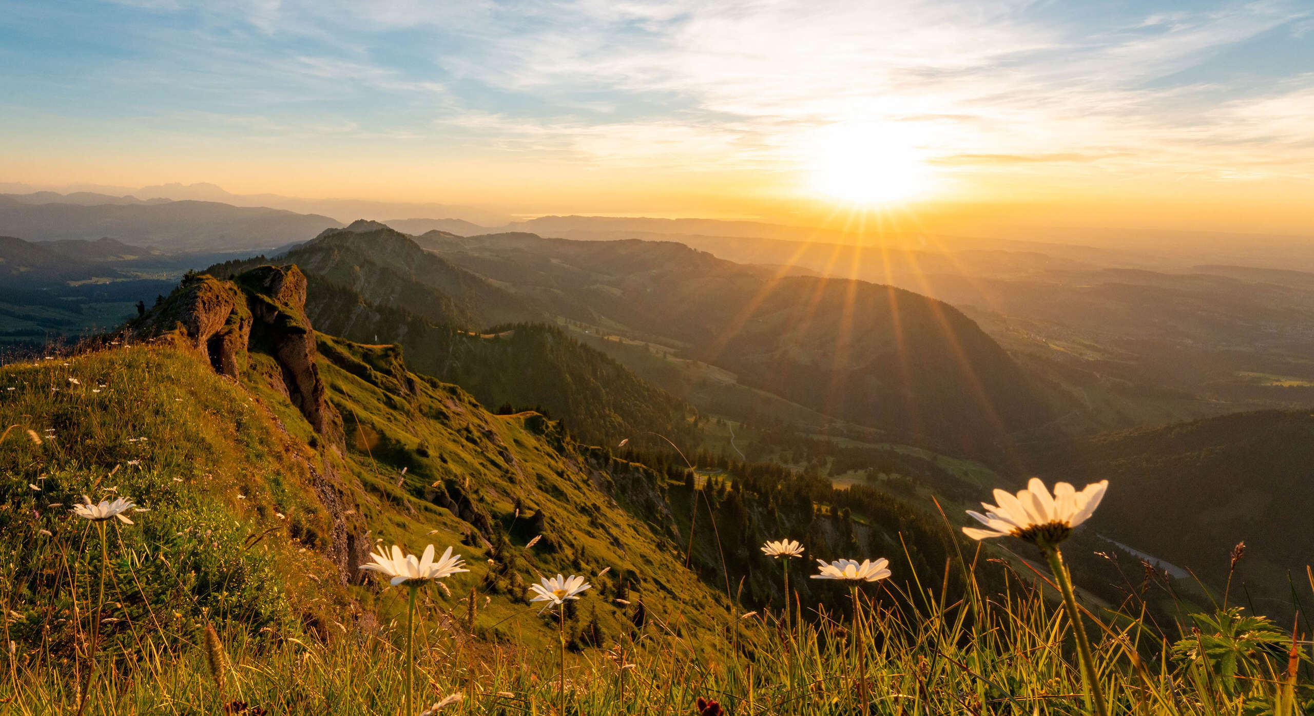 Bergwelt von Oberstaufen im Sonnenuntergang Ausblick vom Hochgrat auf die Bergwelt von Oberstaufen im Sonnenuntergang im Sommer
