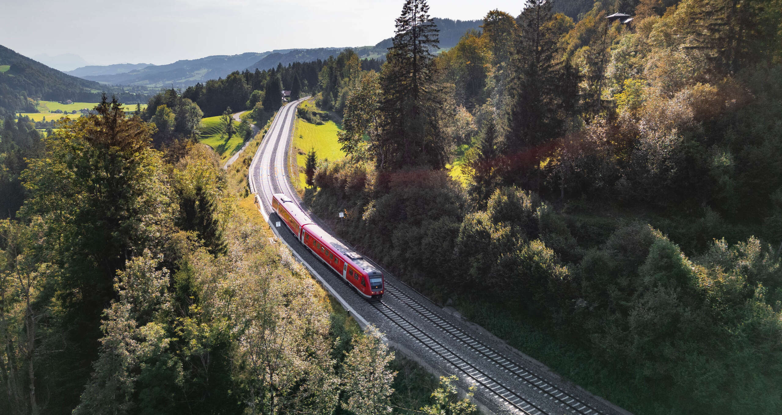 Bahnlinie in der grünen Natur um Oberstaufen