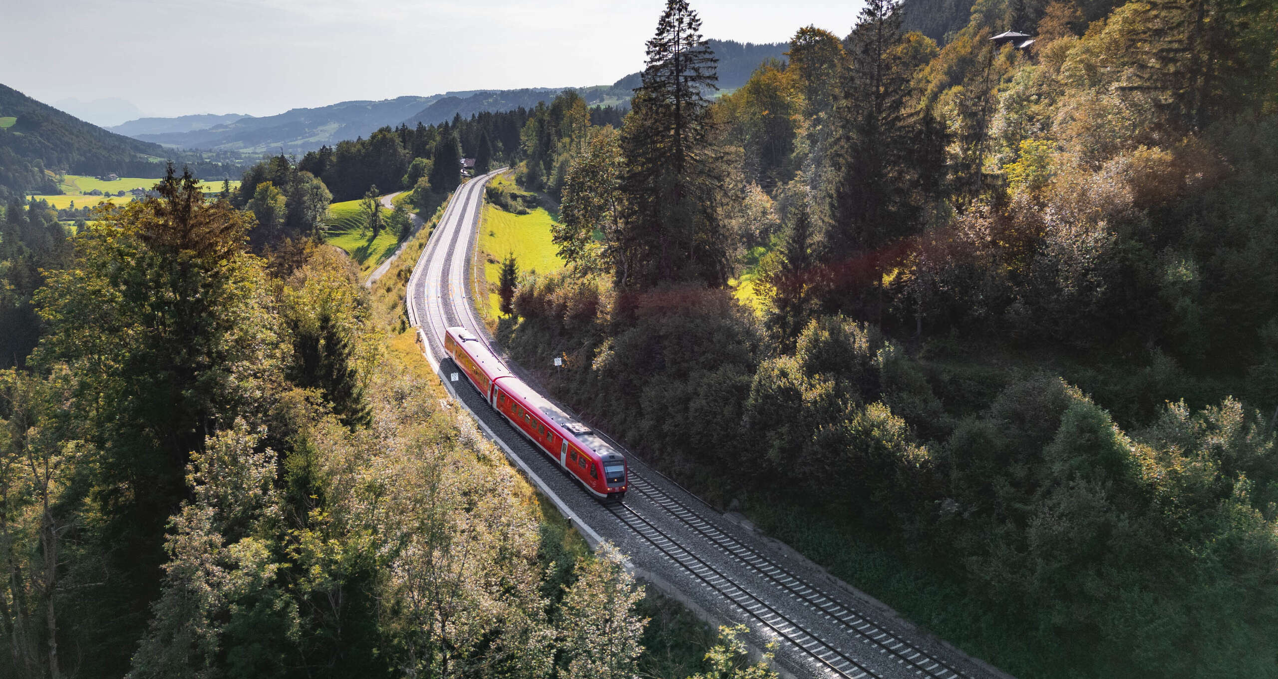 Bahnlinie in der grünen Natur um Oberstaufen