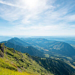 Weitblick über die grüne Natur und die Bergketten von Oberstaufen