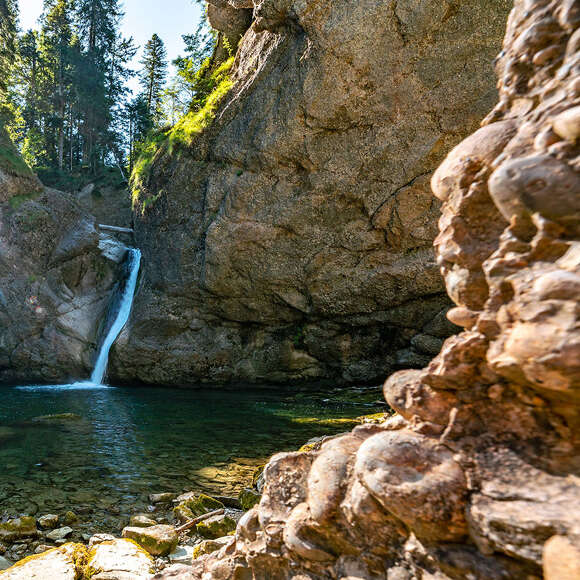 Am Fuße der Buchenegger Wasserfälle im Sommer