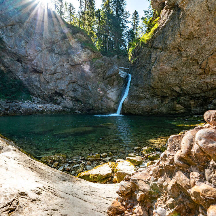 Am Fuße der Buchenegger Wasserfälle im Sommer