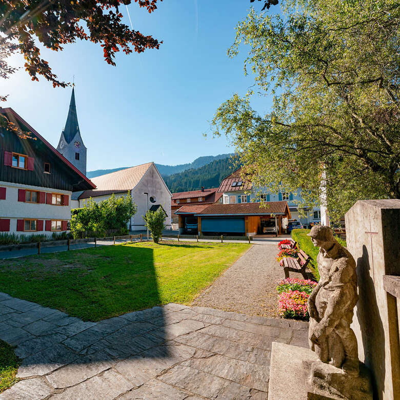 Dorfplatz von Thalkirchdorf Dorfplatz in Thalkirchdorf im Sommer