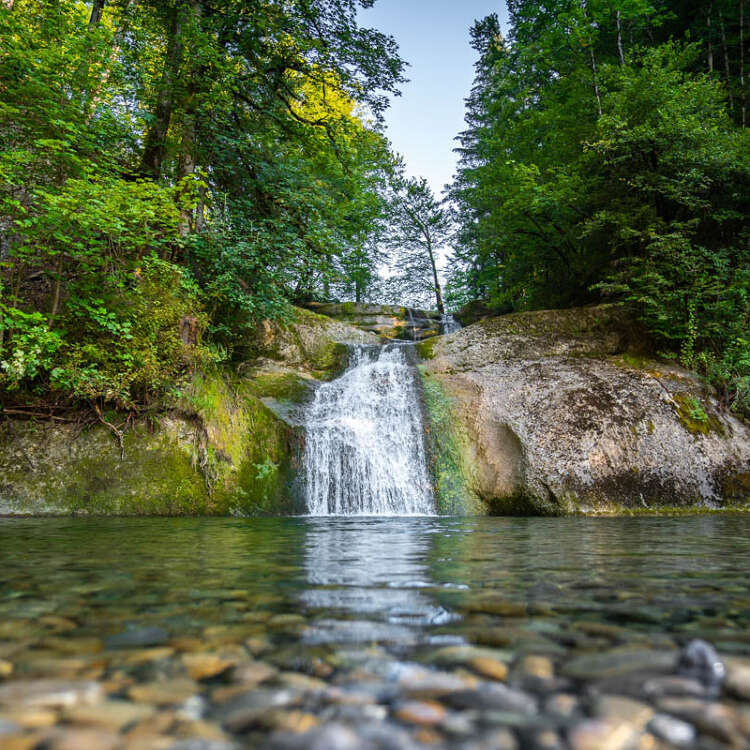 Eibele Wasserfälle im Wald mit Bachbett