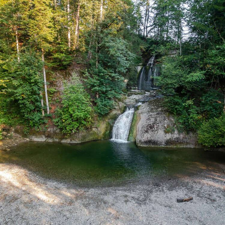 Eibele Wasserfälle umgeben von bunt gefärbten Bäumen