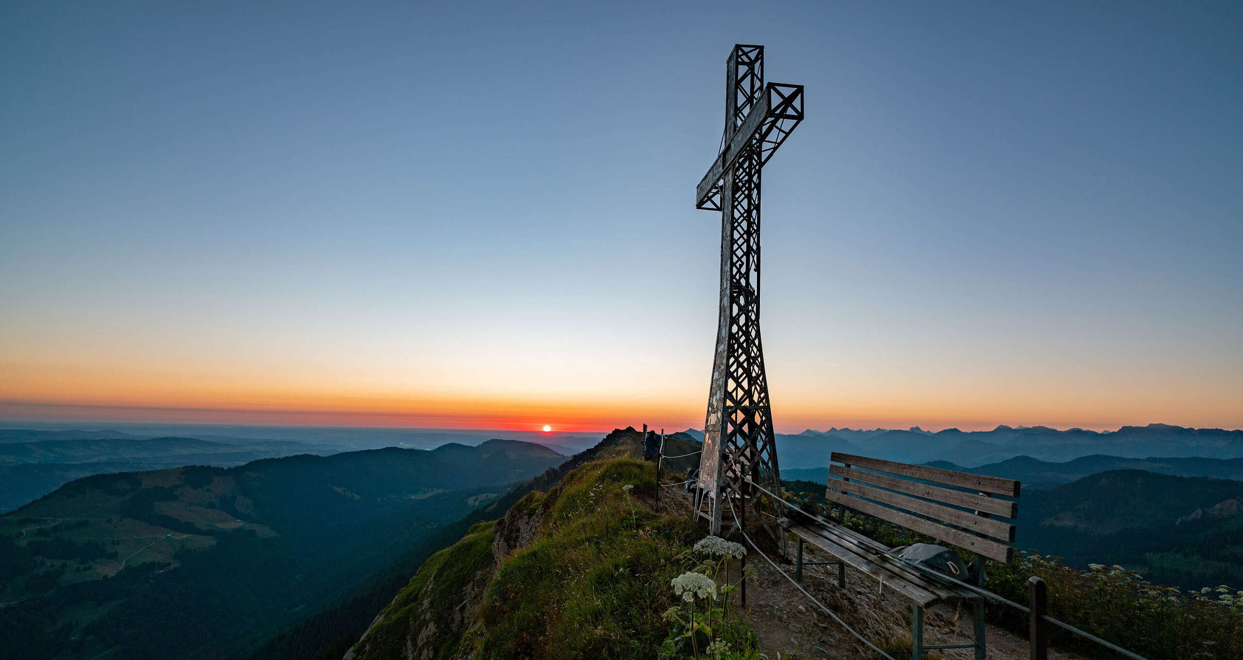 Gipfelkreuz am Hochgrat in der aufgehenden Sonne.