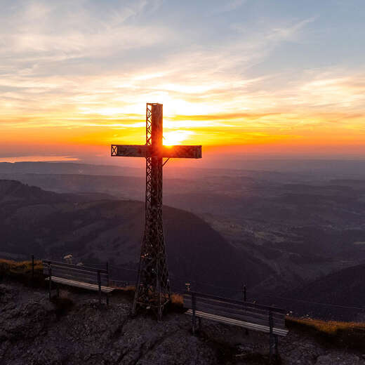 Auf dem Gipfel des Hochgrats bei Sonnenuntergang mit dem Panorama der Berge von Oberstaufen bis zum Bodensee